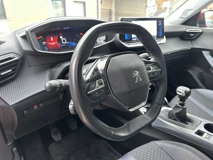 Peugeot 2008 1.2 I MET 56DKM Allure Pack HANDELAARS & EXPORT